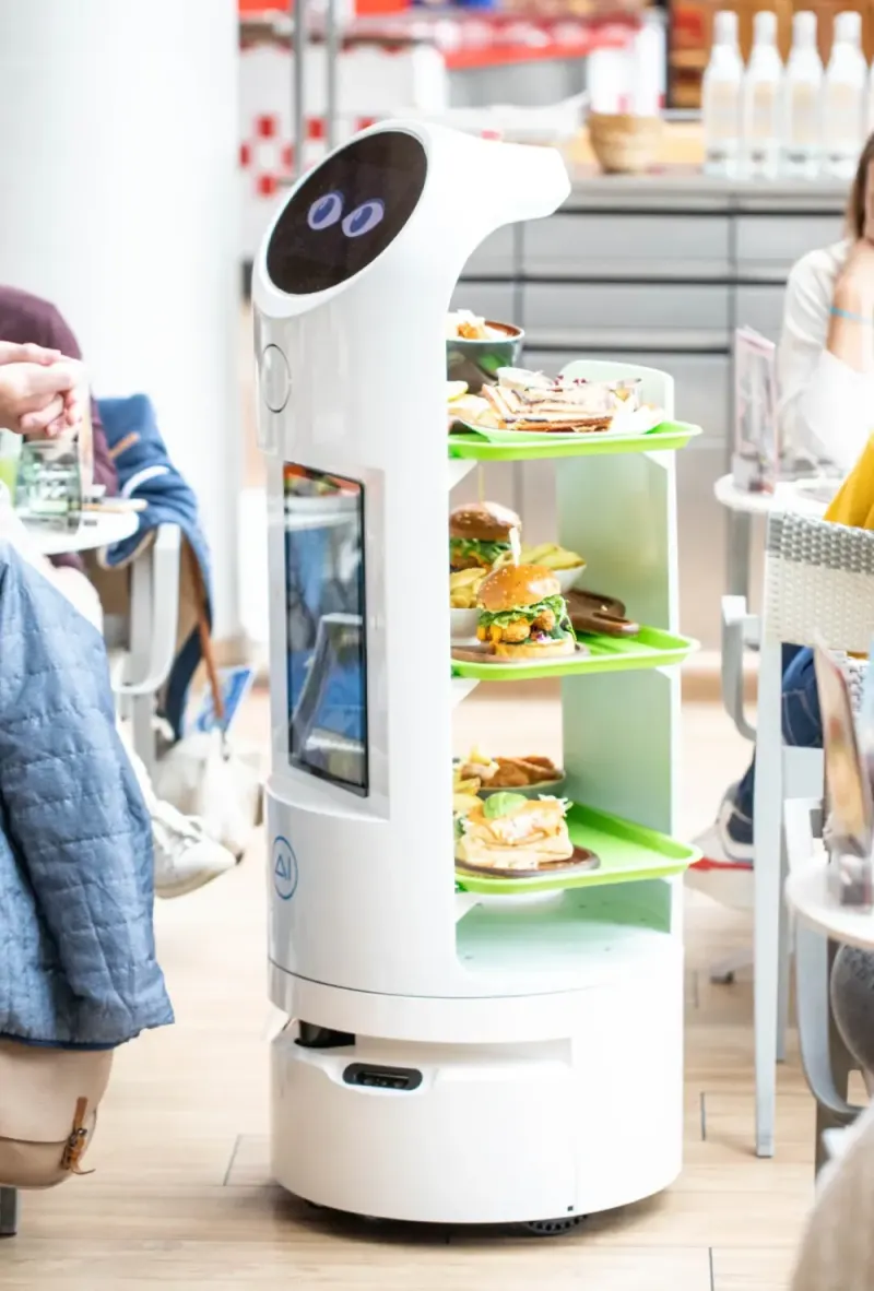 UGO, robot de service AI Robotics, livre les plats en salle de restaurant